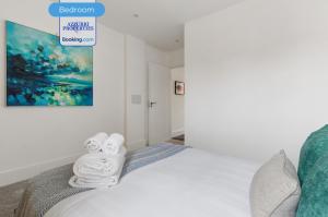 Short Stays & Spacious 3 Bedroom Apt By Azzurri Properties Short Lets & Serviced Accommodation Cricklewood - Shoot-Up Hill