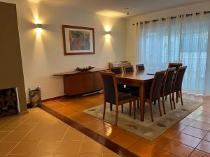 Vivenda espaçosa com jardim e churrasqueira