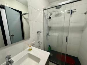 Vibrant Seaside Apartment in Central Los Cristianos