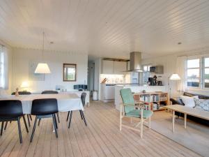 Holiday Home Eikka - 600m from the sea by Interhome
