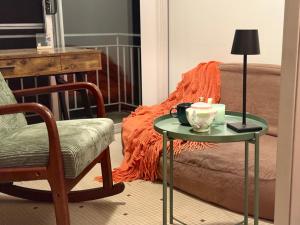 The Grand Book Nook Retro Stay - Luxury King mattress with Flat TV - Private walk in book lounge & Study