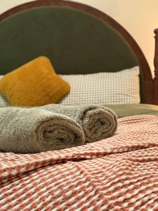 The Grand Book Nook Retro Stay - Luxury King mattress with Flat TV - Private walk in book lounge & Study