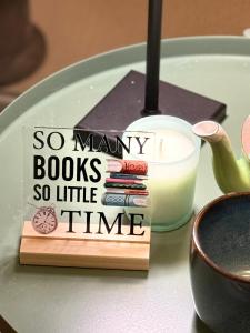 The Grand Book Nook Retro Stay - Luxury King mattress with Flat TV - Private walk in book lounge & Study