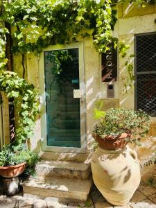 Hydria Guest House Art Gallery Dimora d artista con terrazza e vasca idromassaggio nel cuore del borgo antico Artists Home with terrace and jacuzzi in the heart of the old town