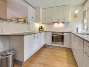 Holiday Home Helline - 900m from the sea by Interhome