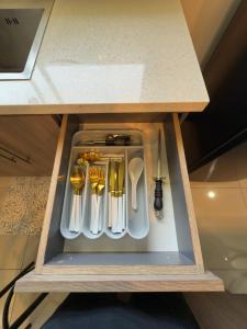 Fully Equipped 3 beds 2 cars 20-min airport