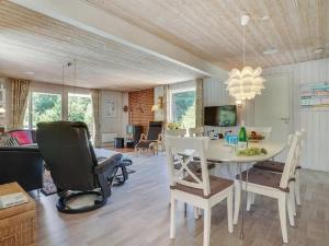 Holiday Home Reidar - 1km from the sea by Interhome