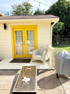 10 Beds, 2 Homes, Hot - Tub Near Downtown!