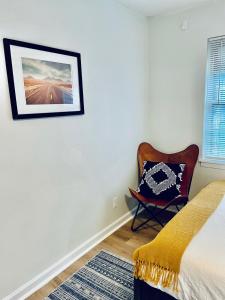 10 Beds, 2 Homes, Hot - Tub Near Downtown!