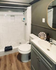 10 Beds, 2 Homes, Hot - Tub Near Downtown!