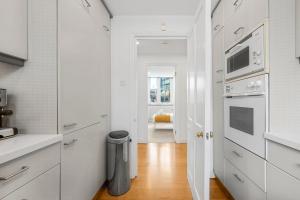 Luxury Spacious 3 Bedroom, 3 Bathroom Apartment, Walk to Soho, West End, Covent Garden, China Town, Piccadilly in Minutes