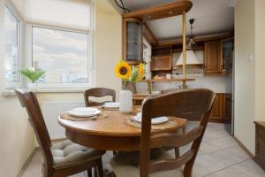 Practical Apartment with Parking in Warsaw Bialoleka by Noclegi Renters