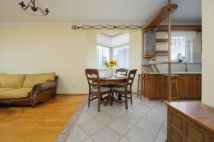 Practical Apartment with Parking in Warsaw Bialoleka by Noclegi Renters