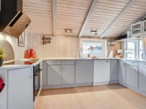 Holiday Home Tennie - 300m from the sea by Interhome