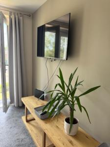 Spacious 2-Bedroom Flat Near Shops & Transport