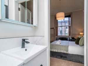 Pass the Keys Beautiful Modern Historical Flat Close to Castle