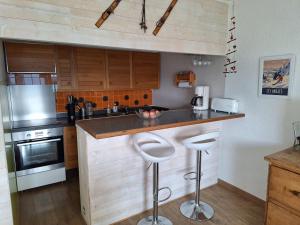 Appartement 2 pièces avec balcon et cuisine équipée aux Angles - FR-1-593-109