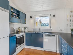 Holiday Home Antto - 900m from the sea by Interhome