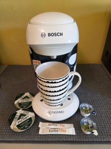 7 min to citycenter !! Subway U3 100m, southside singleroom own SHOWER, WC ! free WIFI ,TV, dishes, fridge, oven, waterheater, microwave, coffee, bike, next to river and park, restaurants and supermarkets around 200m, nonsmoker ! self check in -simpl