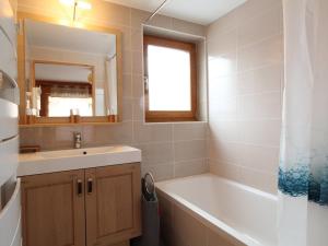 3 pièces cosy : Jardin, Wifi, Parking, 700m des pistes, 50m des commerces - FR-1-572-44