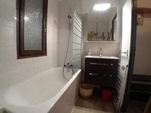 Studio cabine rénové près ski bus, 4 couchages - FR-1-572-301