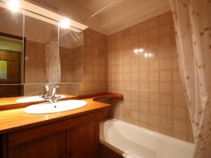 Appartement cosy 5 pers., pied des pistes, balcon est, proche commerces, parking & services - FR-1-572-94