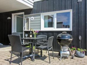 Apartment Adna - 700m from the sea by Interhome