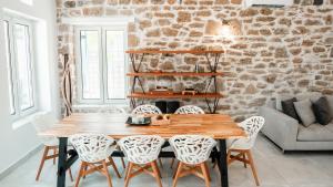 Bluevera sandy beachfront villa-Aidipsos bay