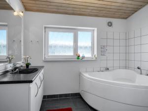 Apartment Molti - 750m from the sea by Interhome