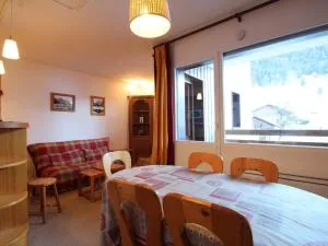 2P tout confort face aux pistes, proche commerces, 6 couchages, balcon S-E, parking, casier à skis - FR-1-572-97