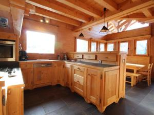Chalet cosy 12 pers. à 1km des pistes, 5 ch., WiFi, cheminée, abri voiture - FR-1-572-30