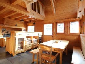 Chalet cosy 12 pers. à 1km des pistes, 5 ch., WiFi, cheminée, abri voiture - FR-1-572-30