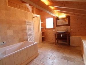 Chalet cosy 12 pers. à 1km des pistes, 5 ch., WiFi, cheminée, abri voiture - FR-1-572-30