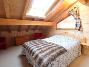 Chalet cosy 12 pers. à 1km des pistes, 5 ch., WiFi, cheminée, abri voiture - FR-1-572-30