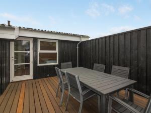 Holiday Home Nienke - 700m from the sea by Interhome