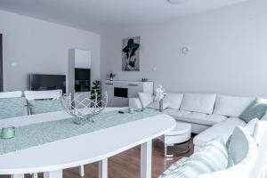 Evgenys Stylishly Designed 2 Bedroom Apartment plus Garage!