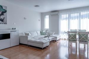 Evgenys Stylishly Designed 2 Bedroom Apartment plus Garage!