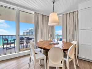 St Maarten 1008, beachfront, sleeps 9, resort access