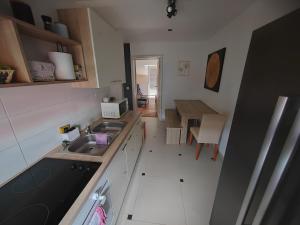 Grey Gold apartment 80m from the beach