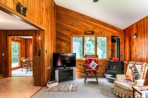Wooded Retreat on 5 Acres: 6 Mi to Edinboro Lake!