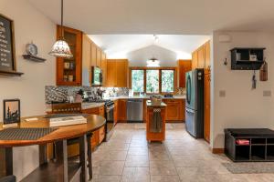 Wooded Retreat on 5 Acres: 6 Mi to Edinboro Lake!