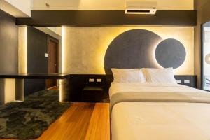 Stunning View Loft Type 1 BR in Circulo Verde near Bridgetowne, Eastwood Fast Wi-Fi