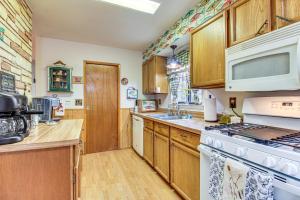 10 Mi to Show Low: Pinetop-Lakeside Family Cabin!