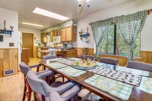10 Mi to Show Low: Pinetop-Lakeside Family Cabin!