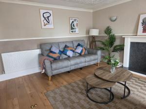 3BR House with Parking 10 Mins to Airport Sleeps 6