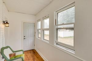 BBQ Ready Historic Apt 3 Mi to Dtwn Manchester