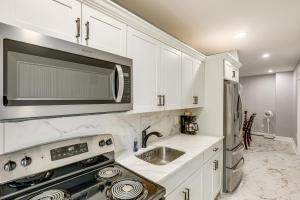 BBQ Ready Historic Apt 3 Mi to Dtwn Manchester