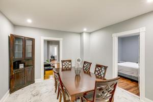 BBQ Ready Historic Apt 3 Mi to Dtwn Manchester