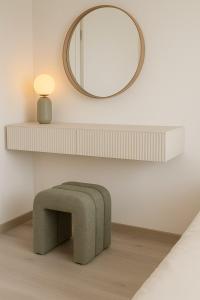 Chloés Beige Apartment with big balcony, O2 arena