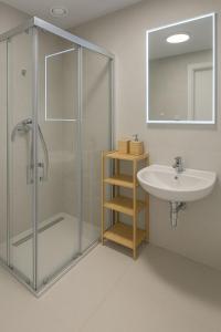 Chloés Beige Apartment with big balcony, O2 arena